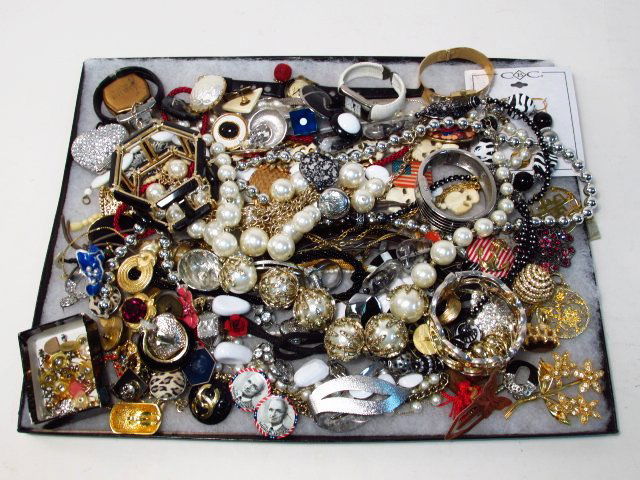 TRAY LOT LADIES COSTUME JEWELRY: NECKLACES, BRACELETS, (1 of 9)