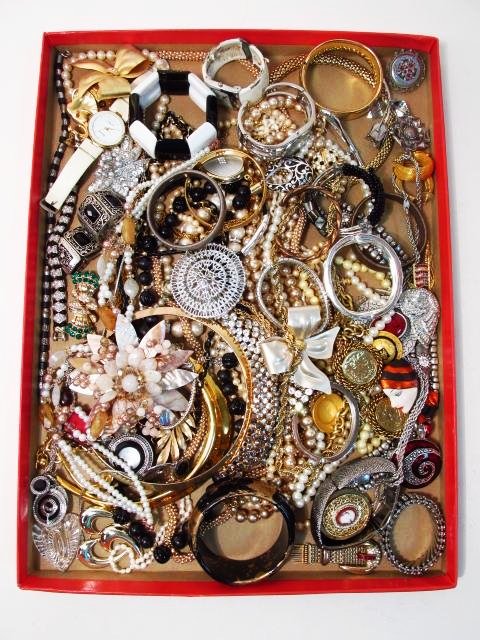 TRAY LOT LADIES COSTUME JEWELRY: CHICO'S, KREISLER,: Tray lot of various ladies costume jewelry. Includes Chico's, Kreisler, Artisan N.Y., and much more. Condition: generally good, as-is estate found condition, all appear to be wearable, see images. Wei