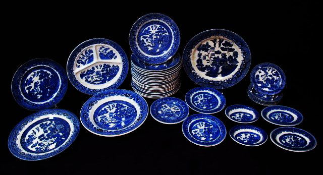 BLUE & WHITE "WILLOW TREE" PORCELAIN: 38 PCS (1 of 10)