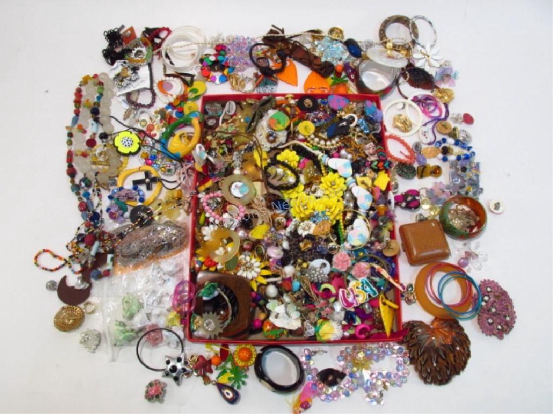 LARGE MIXED LOT LADIES COSTUME JEWELRY: BEADS, ETC (1 of 10)