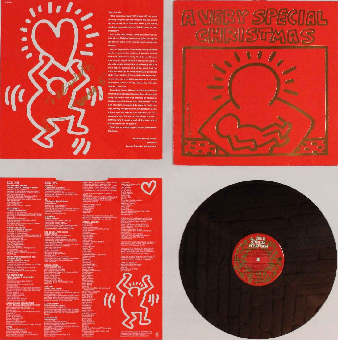 Keith Haring, A very special Christmas, 1987: Copertina di disco in vinile; Dimensioni con cornice 50 x 50 cm; Firmato e dedicato a pennarello dall'Artista. Vinyl record cover; Size with frame 50 x 50 cm; Signed and dedicated in marker by the Art