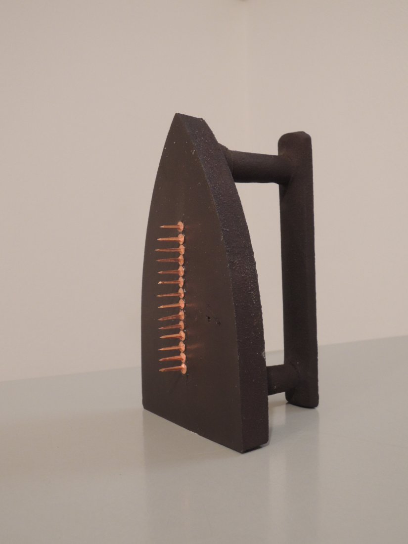 Man Ray, Cadeau 1921, 1974: Multiplo 17 x 10 x 10,5 cm; Firma, titolo e anno sul manico; Numerata 2680/5000; Certificato di autenticitÃ ; Iron with nails cm. 17 x 10 x 10,5; Numbered 2680/5000, signature, title and year on the