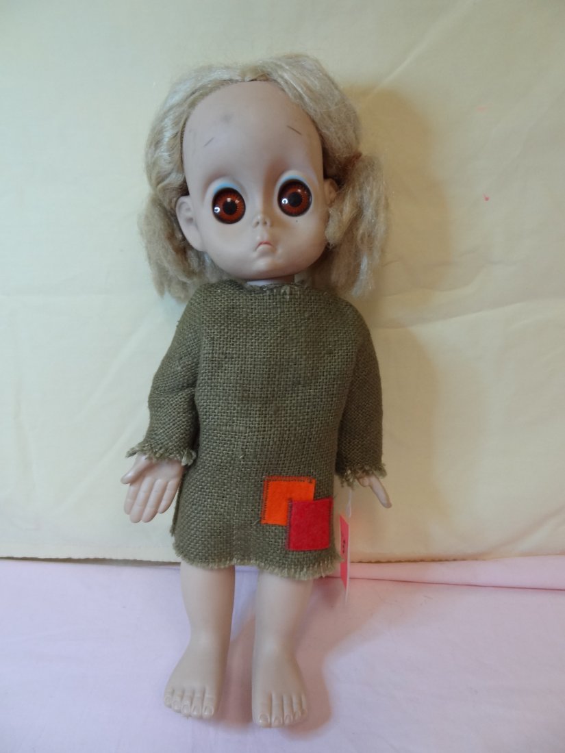 14'' HASBRO 165 BIG EYED GIRL DOLL IN BURLAP DRESS: 14'' HASBRO 165 BIG EYED GIRL DOLL IN BURLAP DRESS