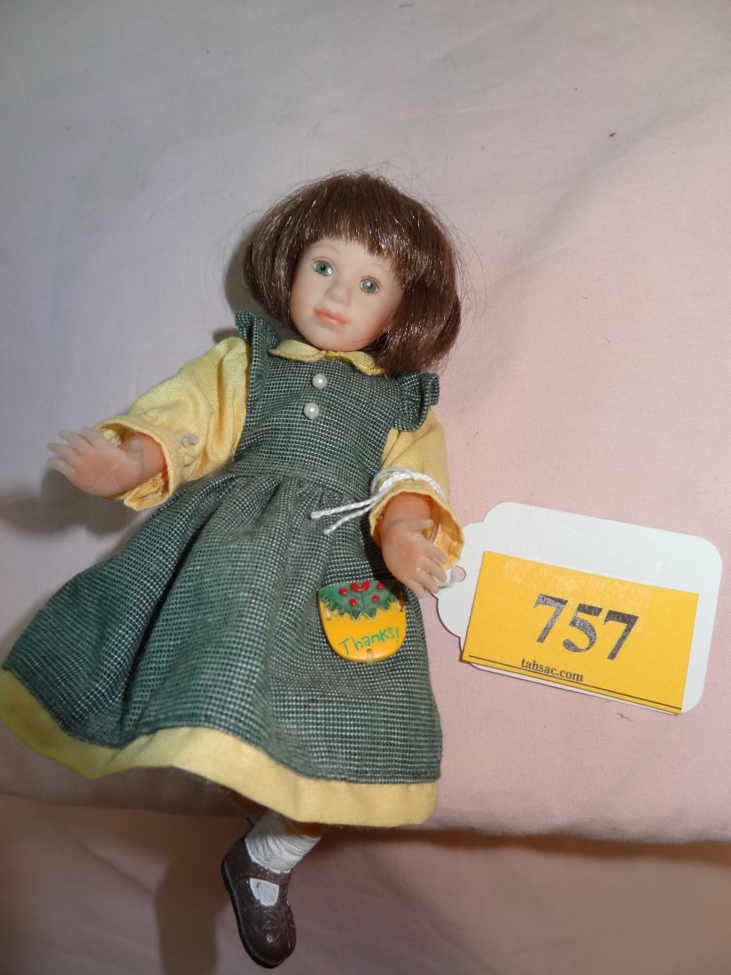 7'' 'THE BOYDS COLLECTION 2001' DOLL, BISQUE HEAD: 7" 'THE BOYDS COLLECTION 2001' DOLL, BISQUE HEAD, HARD PLASTIC LIMBS, CLOTHE BODY, BROWN HAIR, GREEN PAINTED EYES, SWEET YELLOW AND GREEN SPRING DRESS.