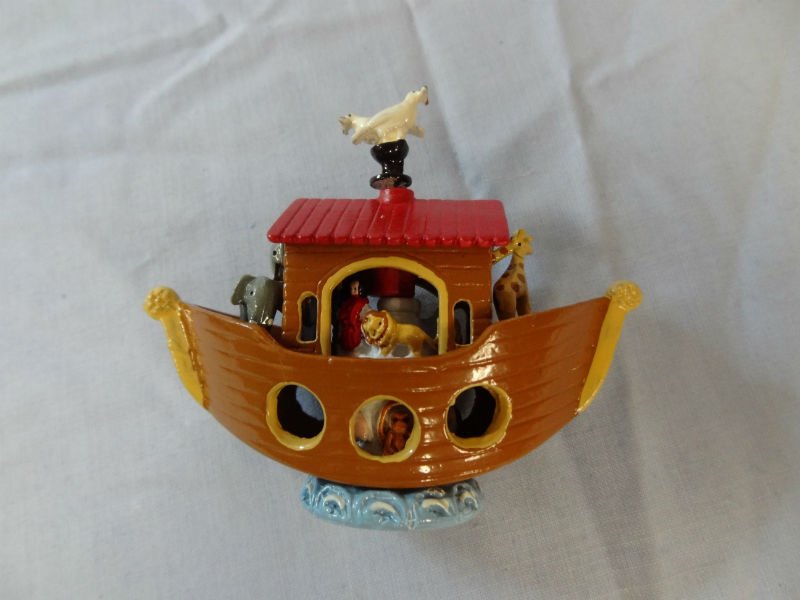 MOORLAND MINIATURES, DEVON, ENGLAND 'NOAH'S ARK' THIMBL: MOORLAND MINIATURES, DEVON, ENGLAND 'NOAH'S ARK' THIMBLE. BEAUTIFULLY DETAILED WITH TINY ANIMALS IN AND OUT OF THE ARK, PLUS THE ARK ROTATES AROUND THE CENTER THIMBLE EXPOSING ANIMALS INSIDE THE ARK. 