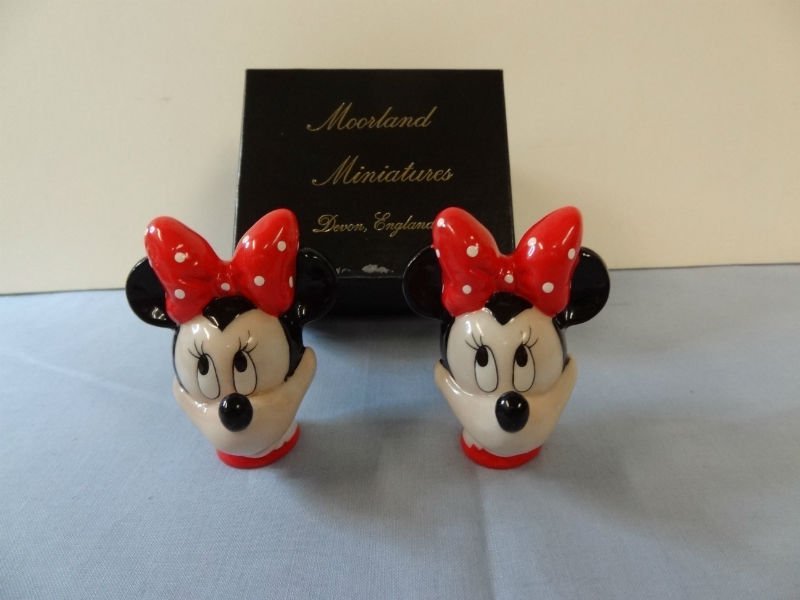 TWO PORCELAIN MINNIE MOUSE THIMBLES BY DISNEY AND ENESC: TWO PORCELAIN MINNIE MOUSE THIMBLES BY DISNEY AND ENESCO. MINT CONDITION THIMBLES, NO PRESENTATION BOXES. 2.5'' TALL.