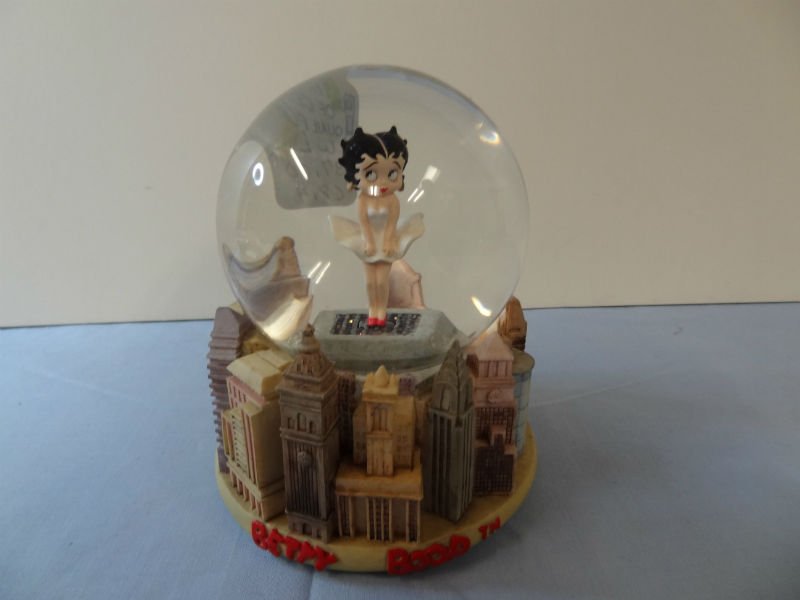 1999 BETTY BOOP MUSICAL SNOW GLOBE BY KING FEATURES SYN: 1999 BETTY BOOP MUSICAL SNOW GLOBE BY KING FEATURES SYNDICATE. ITEM NO. 6814, TUNE: NEW YORK, NEW YORK. NO PRESENTATION BOX.