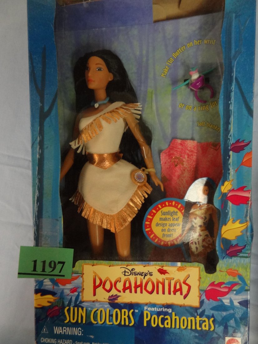 DISNEY'S POCAHONTAS DOLL 'SUN COLORS'. SUNLIGHT MAKES L: DISNEY'S POCAHONTAS DOLL 'SUN COLORS'. SUNLIGHT MAKES LEAF DESIGN APPEAR ON DRESS FRONT. DOLL COMES WITH FLIT, BLANKET AND COMPASS. NEW IN BOX, BOX SHOWS WEAR. (AGES 4+)