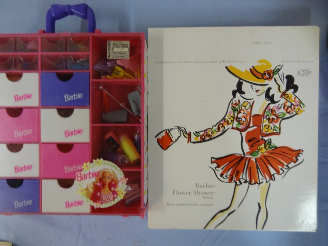 BARBIE ORGANIZER AND CARRIER - 1993 MATTEL, INC. MULTI-: BARBIE ORGANIZER AND CARRIER - 1993 MATTEL, INC. MULTI-DRAWER AND COMPARTMENT CARRYING CASE. INCLUDES CONTENTS (SHOES, HANGERS, CAMERAS, BARBIE HAIR BRUSHES AND MORE! NO ORIGINAL PACKAGING. GENTLY USE
