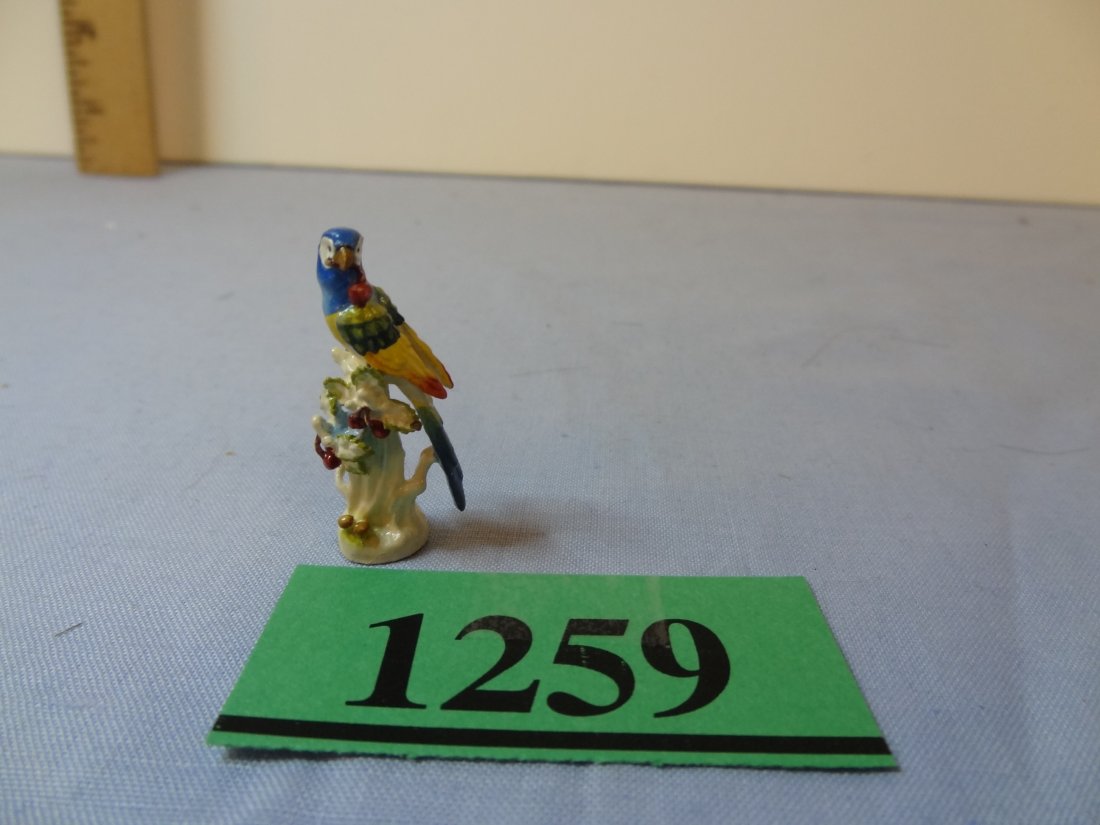1'' THE FIGURINES OF OLSZEWSKI GOEBEL MINIATURE HISTORI: 1'' THE FIGURINES OF OLSZEWSKI GOEBEL MINIATURE HISTORICAL SERIES ''MEISSEN PARROT'', DESIGN MARK 605-P, 1986. NO PRESENTATION BOX INCLUDED.