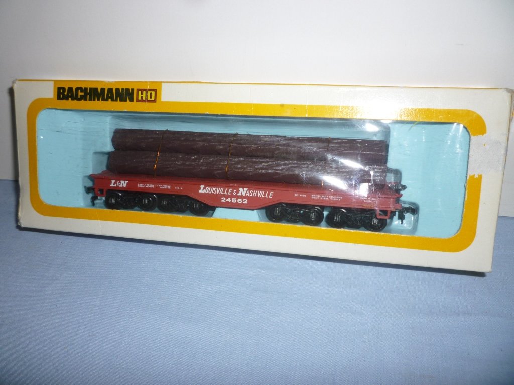 BACHMANN HO 'LOUISVILLE & NASHVILLE 24562 LOGGING TRAIN: BACHMANN HO 'LOUISVILLE & NASHVILLE 24562 LOGGING TRAIN CAR. COMES WITH BOX - BOX SHOWS WEAR.
