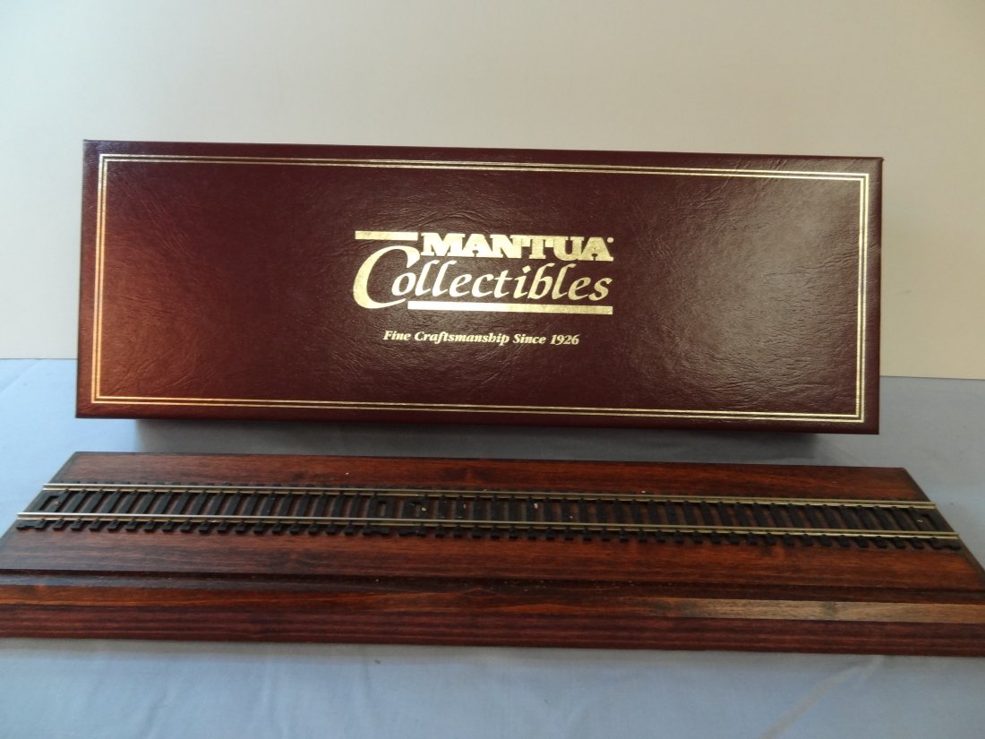 MANTUA COLLECTIBLES HO SCALE LOCOMOTIVE ''THE ROYAL BLU: MANTUA COLLECTIBLES HO SCALE LOCOMOTIVE ''THE ROYAL BLUE'' NO. 885 OF 2,500. MINT IN BOX, INCLUDES DISPLAY PLATFORM.