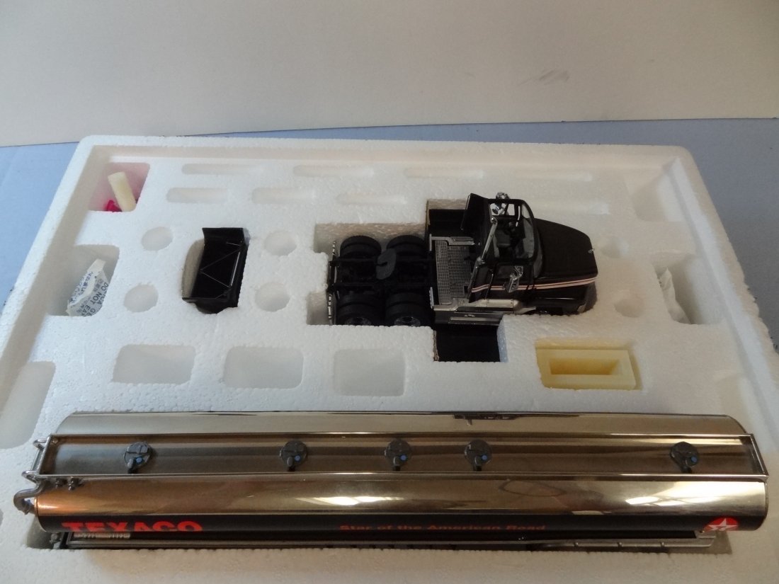 A FRANKLIN MINT PRECISION MODEL MACK CH 613 TEXACO TRAC: A FRANKLIN MINT PRECISION MODEL MACK CH 613 TEXACO TRACTOR AND TANKER. 19 1/4'' LONG X 7 1/2'' HIGH X 8 1/4'' WIDE. NEW IN BOX.