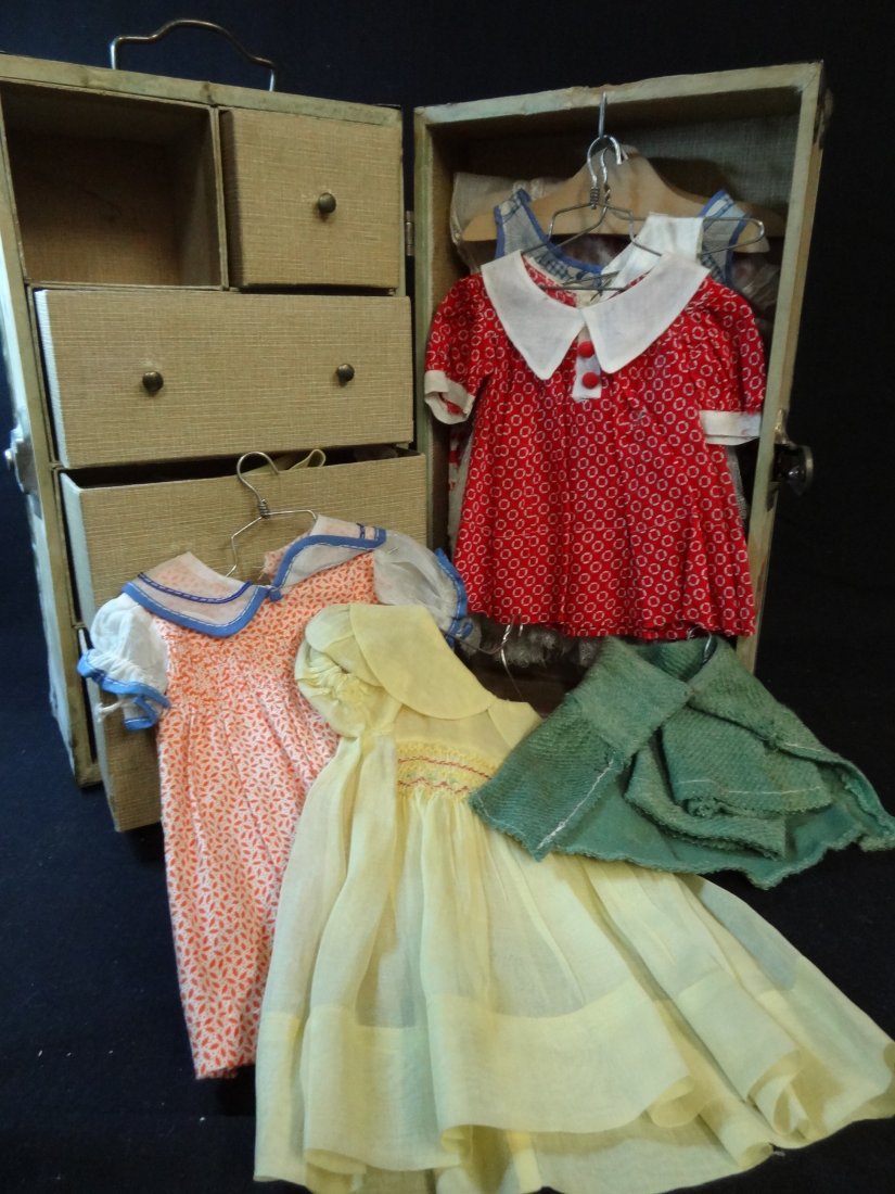 Shirley Temple Clothes (only) In 'jc Penny Co, Mary Lu: SHIRLEY TEMPLE CLOTHES (ONLY) IN 'JC PENNY CO, MARY LU PLAYTHING' TRAVEL TRUNK. TRUNK FULL OF CLOTHES AND ACCESSORIES, ONE DRAWER MISSING. SEE PHOTOS TO VIEW ALL SHIRLEY TEMPLE OUTFITS. INCLUDES: ROLL