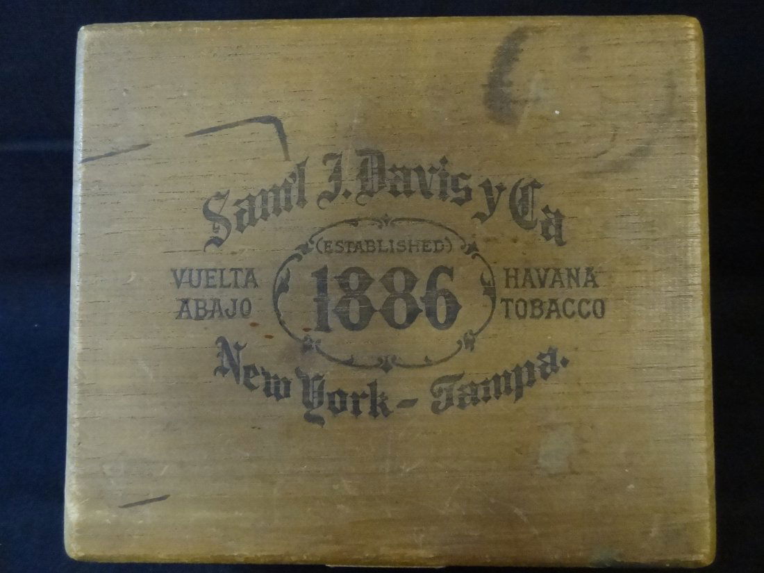 VINTAGE HAVANA CIGAR BOX. SAM'L F. DAVIS Y CA 1886 (EST: VINTAGE HAVANA CIGAR BOX. SAM'L F. DAVIS Y CA 1886 (EST). HINGES IN GOOD CONDITION WITH A LOCKING LATCH. BOTTOM LABEL PARTIALLY READS ''FACTORY 125, COLL. DISTRICT, STATOR OF FLORDIA''.