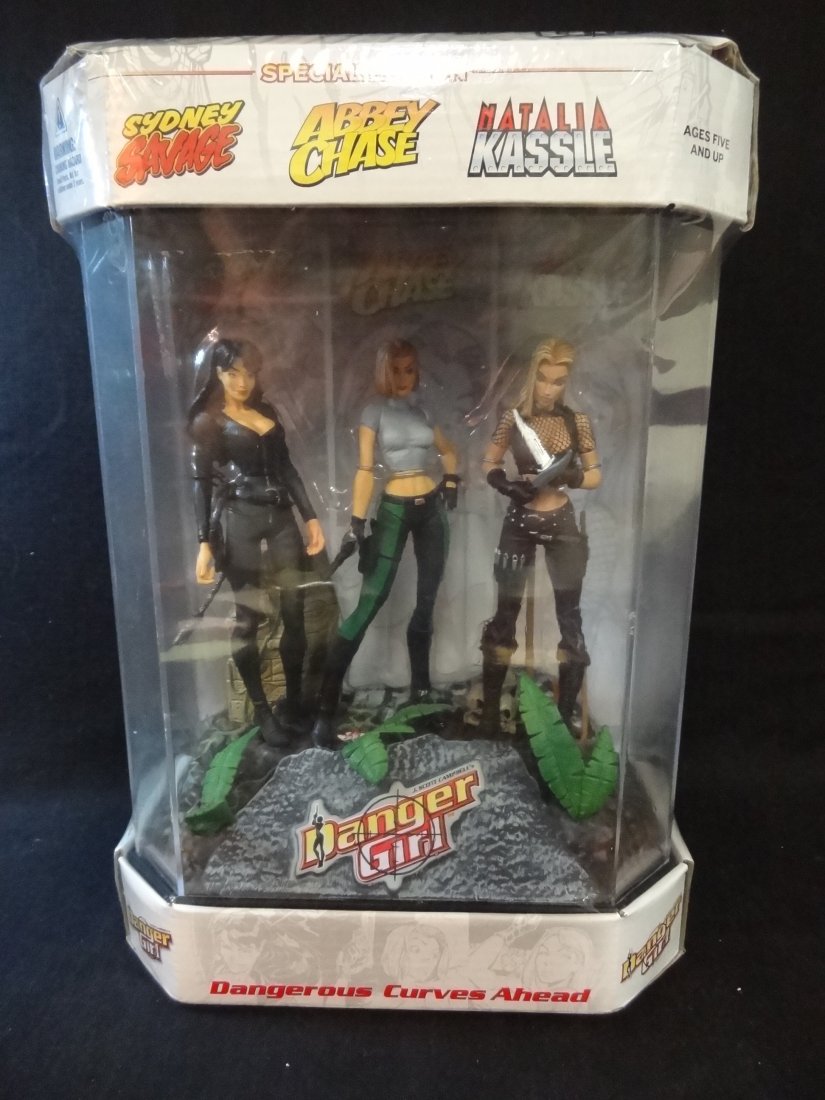 DANGER GIRL DOLLS DANGEROUS CURVES AHEAD, SYDNEY SAVAGE: DANGER GIRL DOLLS DANGEROUS CURVES AHEAD, SYDNEY SAVAGE, ABBEY CHASE, NATALIA KASSLE. ATOMICO 1999, AGES 5+, 6.5'' DOLLS, MINT IN BOX.