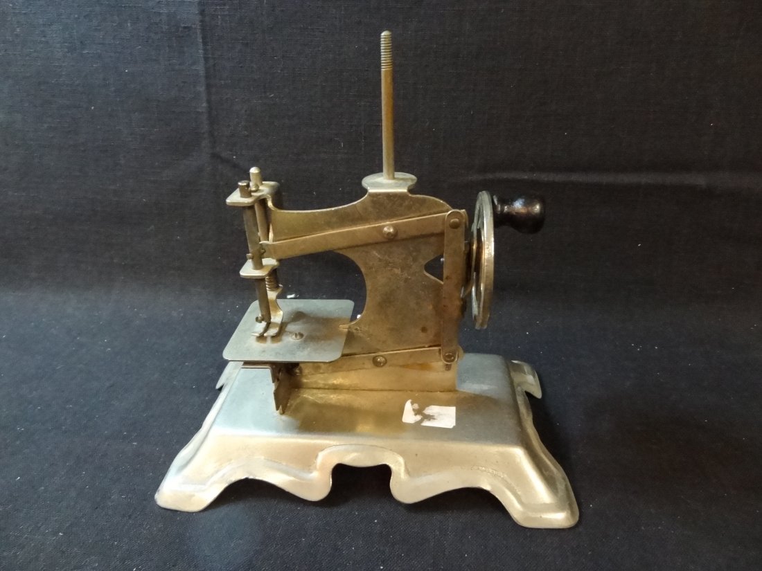 VINTAGE MINIATURE WORKING SEWING MACHINE, NO MARKS, GOO: VINTAGE MINIATURE WORKING SEWING MACHINE, NO MARKS, GOOD CONDITION.