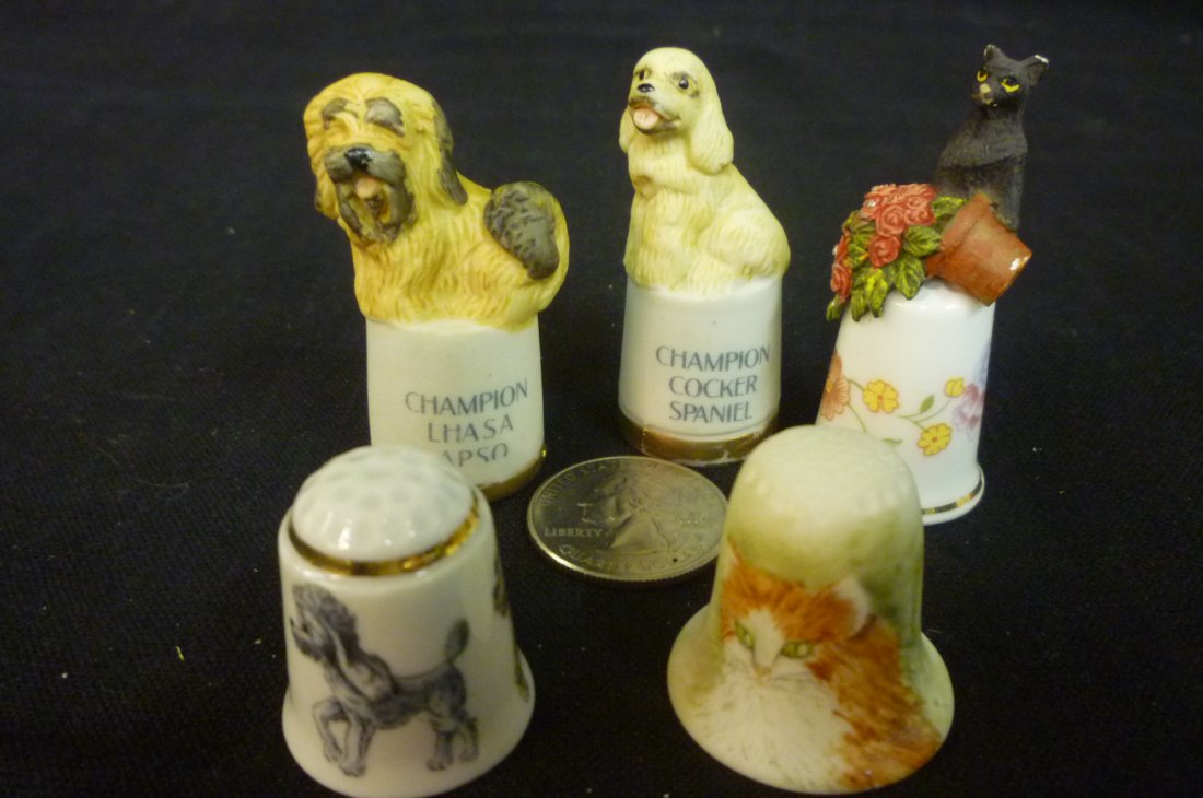 FIVE COLLECTIBLE THIMBLES WITH CATS AND DOGS.: FIVE COLLECTIBLE THIMBLES WITH CATS AND DOGS.