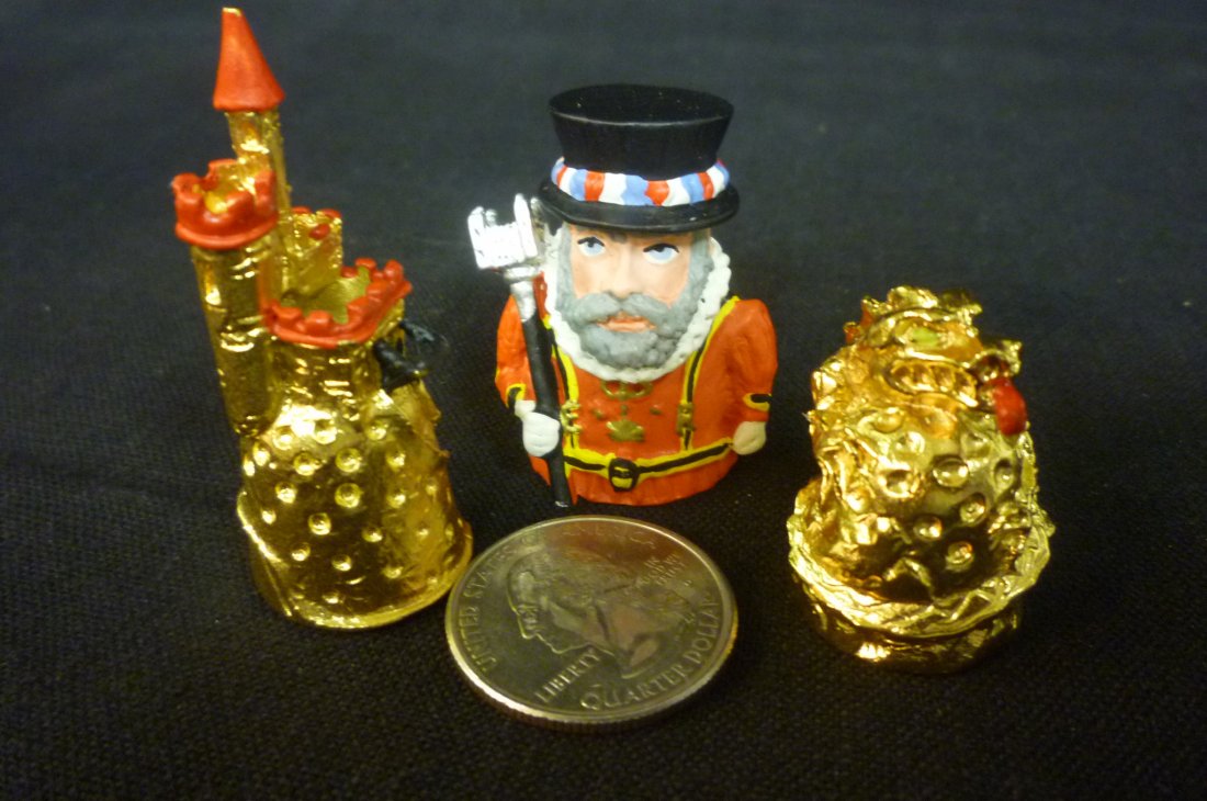 THREE COLLECTIBLE METAL THIMBLES.: THREE COLLECTIBLE METAL THIMBLES.