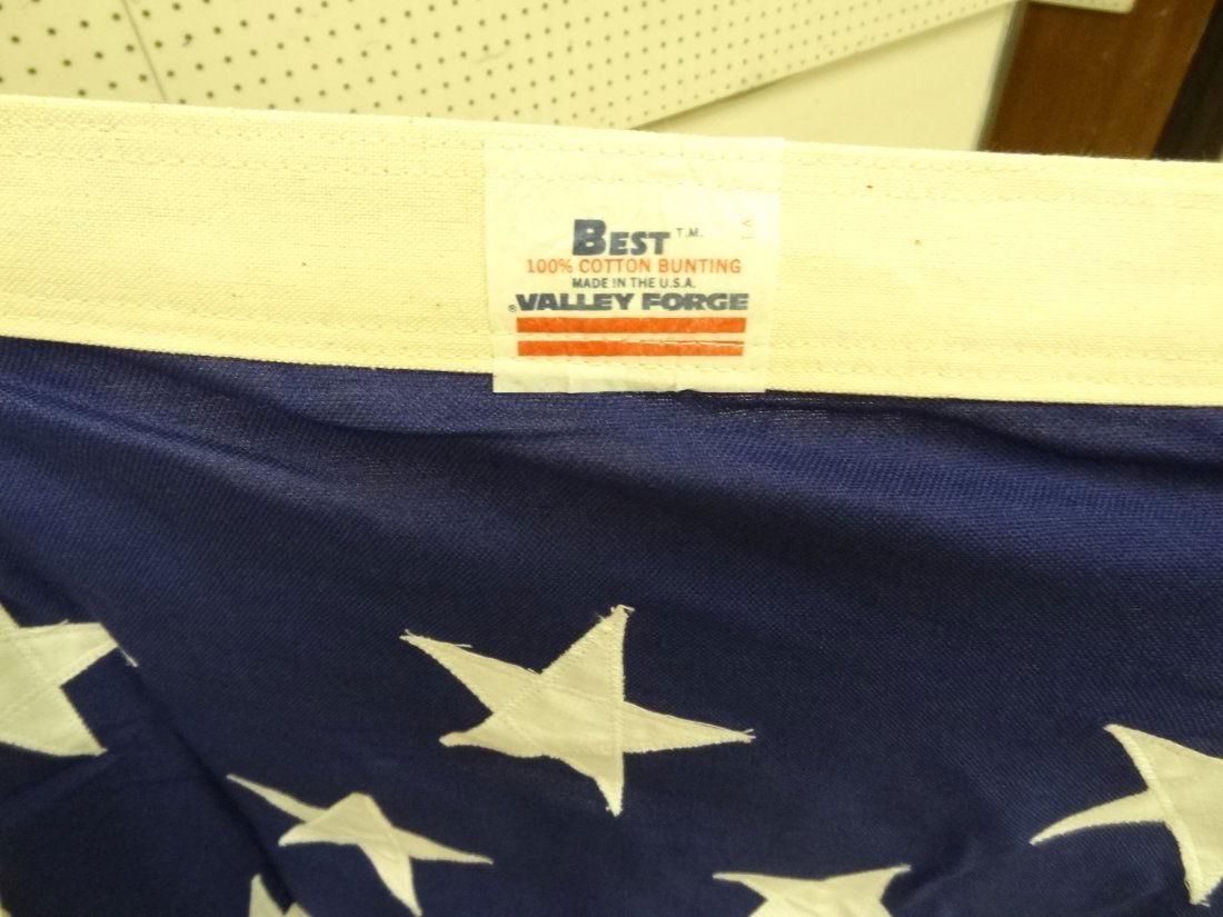 USA AMERICAN 50 STAR FLAG, SEE PHOTO FOR SIGNAT: USA AMERICAN 50 STAR FLAG, SEE PHOTO FOR SIGNATURE, BEST 100% COTTON BUNTING VALLEY FORGE FLAG COMPANY, SPRING CITY, PA 19475, 58'' X 116''