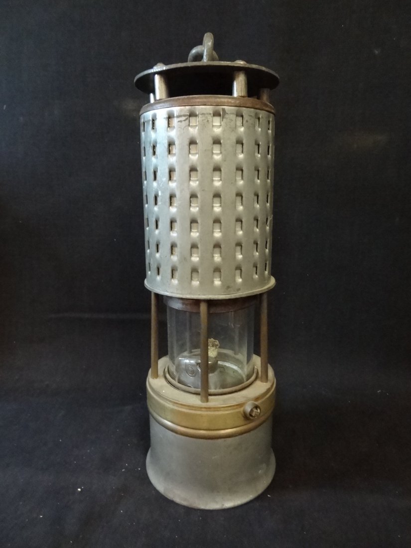VINTAGE KOEHLER MINER'S SAFETY LAMP, 10'' TALL X 4'' WI: VINTAGE KOEHLER MINER'S SAFETY LAMP, 10'' TALL X 4'' WIDE, GLASS IN TACT, HANDLE ON TOP, GOOD CONDITION