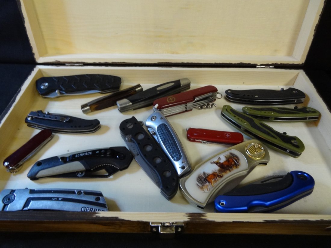 POCKET KNIVES (16) ASSORTED WITH WOOD BOX. GERBER, O: 16 ASSORTED POCKET KNIVES WITH WOOD BOX. GERBER, OLD TIMER, SCHRADE AND MORE!