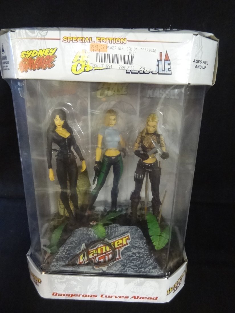 DANGER GIRL, SYDNEY SAVAGE, ABBEY CHASE, AND NATALIA KA: DANGER GIRL, SYDNEY SAVAGE, ABBEY CHASE, AND NATALIA KASSLE, MCFARLANE TOYS, 2000, AGES 5+.