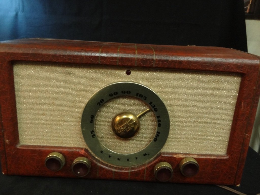 ZENITH LONG DISTANCE RADIO TURNTABLE, MODEL S 17475, FA: ZENITH LONG DISTANCE RADIO TURNTABLE, MODEL S 17475, FAUX LEATHER FINISH, MEASURES 16'' X 18 1/2 '' X 9 1/2'', FINISH OF CASE SHOWS WEAR. TAHSAC IS NOT EQUIPPED TO SHIP THIS ITEM. PLEASE CALL FOR LOCA