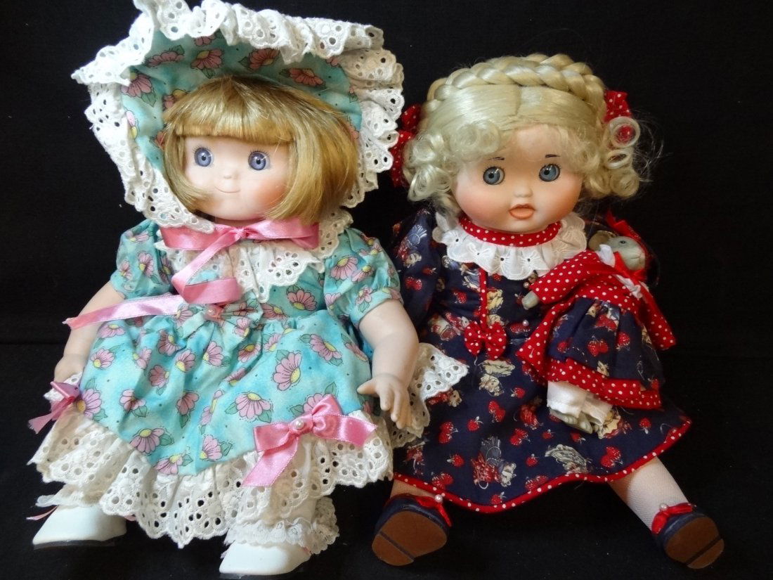 DOLLY DINGLE DOLLS BY GOEBEL, FIRST DOLL DESIGNED BY KA: DOLLY DINGLE DOLLS BY GOEBEL, FIRST DOLL DESIGNED BY KAREN KENNEDY 14'' LONG, LIMITED EDITION 429/500 1998, BISQUE HEAD AND LIMBS, SOFT BOBY, MUSIC BOX BACKSIDE, BLONDE HAIR, BLUE GLASS EYES, WEARS A