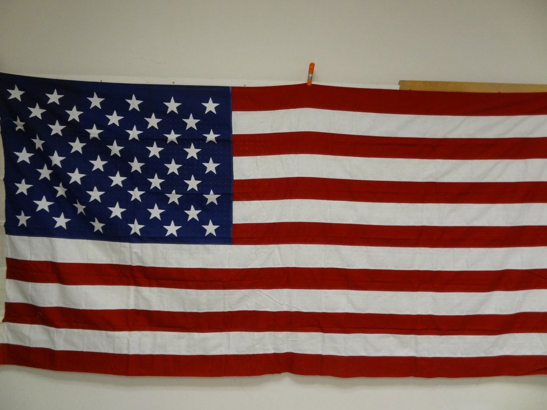 50 STAR FLAG VINTAGE. VERY CLEAN, PA: USA AMERICAN 50 STAR FLAG, VINTAGE. VERY CLEAN, SEE PHOTO FOR SIGNATURE, BEST 100% COTTON BUNTING VALLEY FORGE FLAG COMPANY, SPRING CITY, PA, 19475, 58'' X 116''