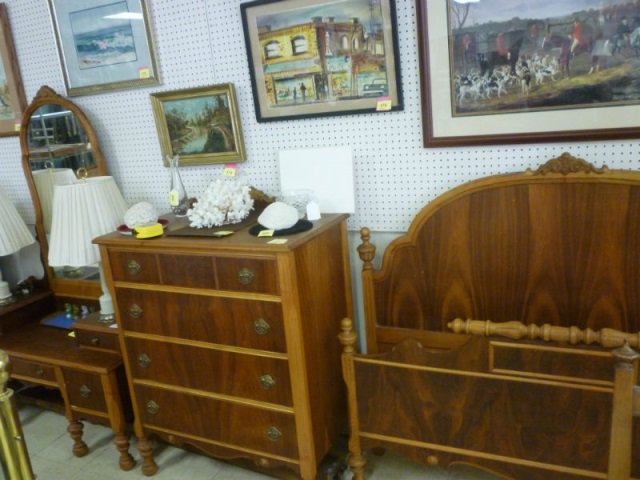 BEDROOM SET: VINTAGE 30S STYLE, 3 PIECE INCLUDES FULL B: BEDROOM SET: VINTAGE 30S STYLE, 3 PIECE INCLUDES FULL BED FRAME, 4 DRAWER DRESSER, AND VANITY