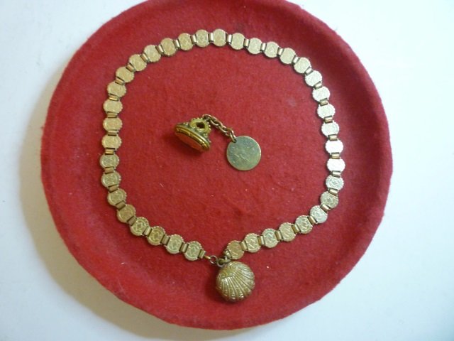 VINTAGE LOCKET AND CHARM LOCKET OPENS TO HOLD PICTURE: VINTAGE LOCKET AND CHARM LOCKET OPENS TO HOLD PICTURE