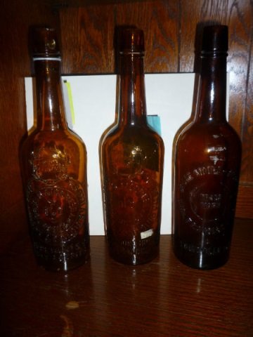 ANTIQUE BOTTLES BY MOORE HUNT & CO, AMBER GLASS: ANTIQUE BOTTLES BY MOORE HUNT & CO, AMBER GLASS