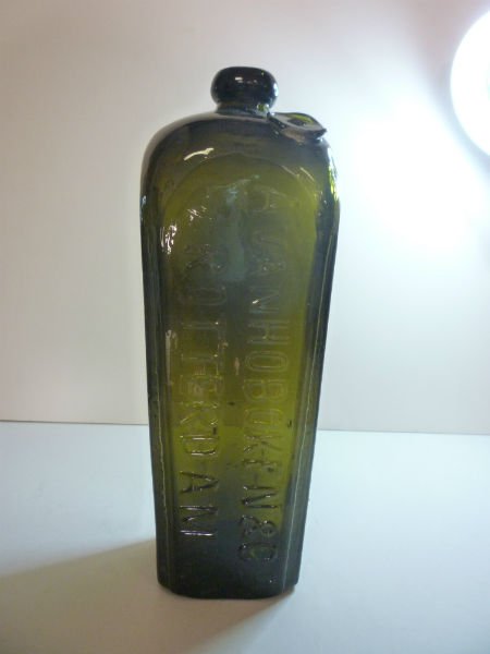 ANTIQUE BOTTLE: A VAN HOBOKEN & CO ROTTERDAM,: ANTIQUE BOTTLE: A VAN HOBOKEN & CO ROTTERDAM,DARK GREEN GLASS WITH APPLIED GLASS SEAL AND BLOB TOP. SMALL CHIP ON ONE EDGE OF THE SEAL, 1930S