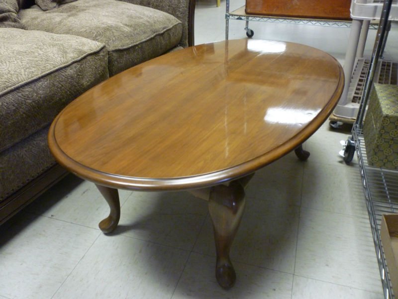 POLISHED WOOD COFFEE TABLE: POLISHED WOOD COFFEE TABLE