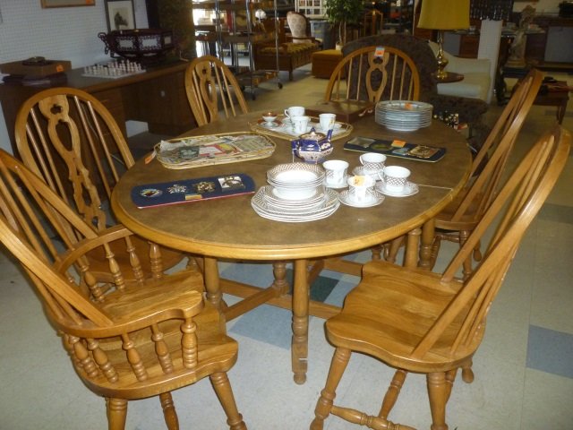 DINING TABLE AND 6 CHAIRS: COMES WITH LEAF AND: PROTECTIVE MAT FOR THE TABLE TOP