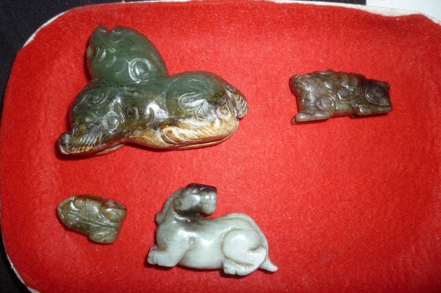 CARVED JADE FIGURES: FROG, DOG, AND 2 OTHERS. TOTAL OF : OTHERS. TOTAL OF 4