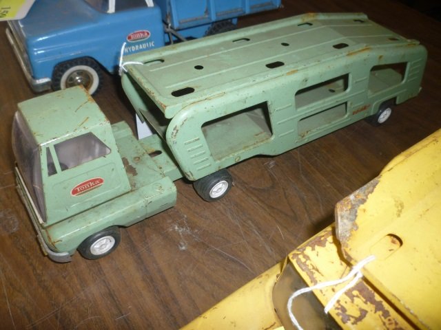 VINTAGE TONKA TRUCK: GREEN CAR CARRIER, METAL, SOME: METAL, SOME RUST