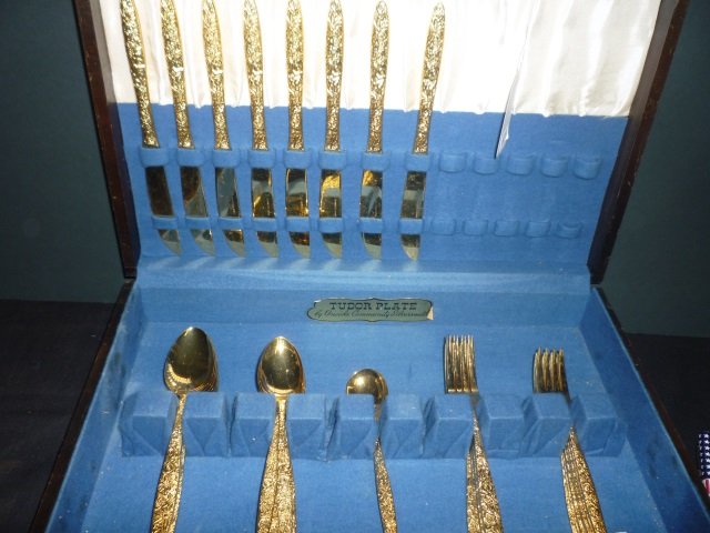GOLD TONED SILVERWARE: PLACE SETTINGS FOR 7 PEOPLE, PLU: 7 PEOPLE, PLUS EXTRA PIECES. 43 PIECE TOTAL. MARKED "STAINLESS JAPAN"