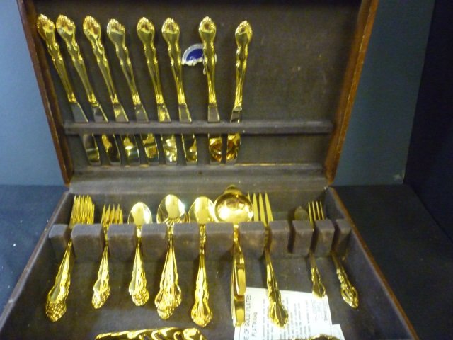 TOWLE SUPREME CUTLERY: GOLD TONED FLATWARE, SETTINGS FO: GOLD TONED FLATWARE, SETTINGS FOR 7 WITH EXTRA PIECES WITH A WOODEN CASE