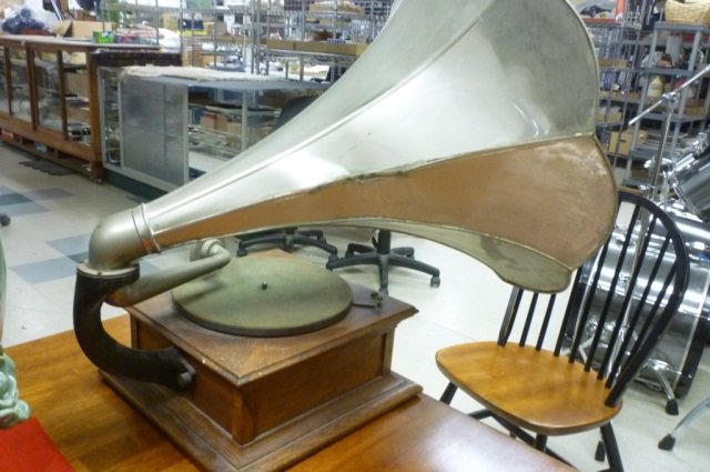 COLOMBIA GRAPHOPHONE WITH HORN TABLE TOP MODEL WITH CRA: WITH CRANK 13.5" X 6" OAK BASE METAL HORN, HORN HAS SOME DAMAGE AT SEAMS OVERALL HEIGHTH 25"