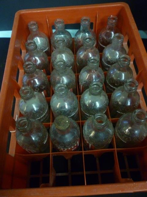 VINTAGE THE POP SHOPPE BOTTLES AND PLASTIC CARRYING CRA: BOTTLES AND PLASTIC CARRYING CRATE. 20 BOTTLES