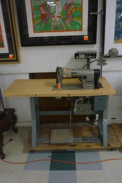 JUKI UPHOLSTERY SEWING MACHINE MODEL U31AO ON MOTOR AND: MODEL U31AO ON MOTOR AND DDL-555-5 ON MACHINE WIT TABLE STAND