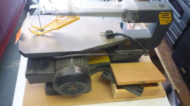 AMT 4602 16" SCROLL SAW WITH EXTRA BLADES AMT 4602 16" : Lot 109