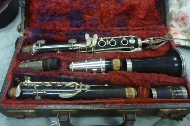 BUFFET CRAMPON CLARINET IN CASE 1 PIECE IS MARKED: 1 PIECE IS MARKED BUFFET CRAMPON & CO. PARIS FRANCE, BOTH CLARINET AND CASE IN ROUGH CONDITION