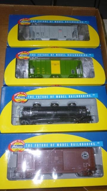4 ATHEARN HO SCALE TRAIN CARS DOUBLE-DOOR BOX CAR,: DOUBLE-DOOR BOX CAR, TRIPLE DOME TANK CAR AND 2 COVERED HOPPER