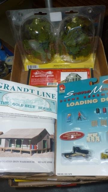 HO SCALE TRAIN ACCESSORY WAREHOUSE, LOADING DOCK, YARD: WAREHOUSE, LOADING DOCK, YARD OFFICE, TREES, LUMBER, SHIPPING & STORAGE BUILDING, PLYWOOD LOADS, SHIPPING CRATES, PULPWOOD LOAD AND FENCING