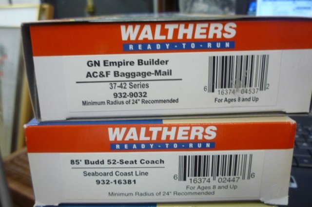 4 WALTHERS HO SCALE TRAIN CARS BAGGAGE-MAIL, SEAT: BAGGAGE-MAIL, SEAT COACH, WELL CAR AND PULLMAN