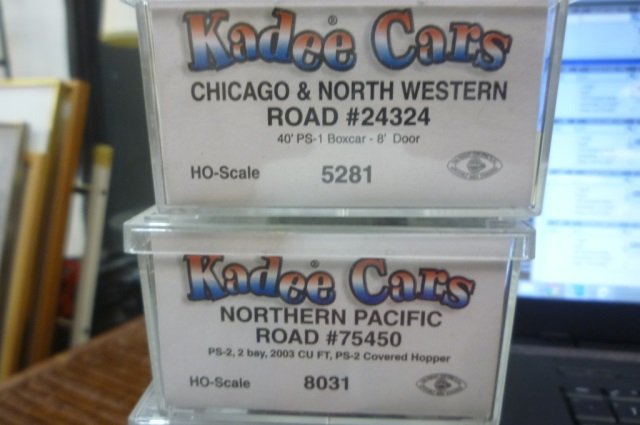 4 KADEE CARS HO SCALE TRAIN CARS CHICAGO & NORTH: CHICAGO & NORTH WESTERN, NORTHERN PACIFIC, ST. LOUIS-SAN FRANCISCO AND SOUTHERN PACIFIC ROAD MIB