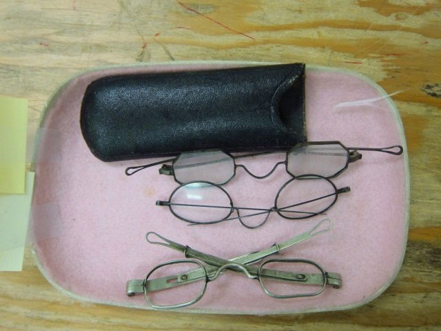 3 PAIR OF VINTAGE EYE GLASSES 2 PAIR HAS GLASS AND 1: 2 PAIR HAS GLASS AND 1 PAIR NO GLASS, HARD CASE FOR ONE